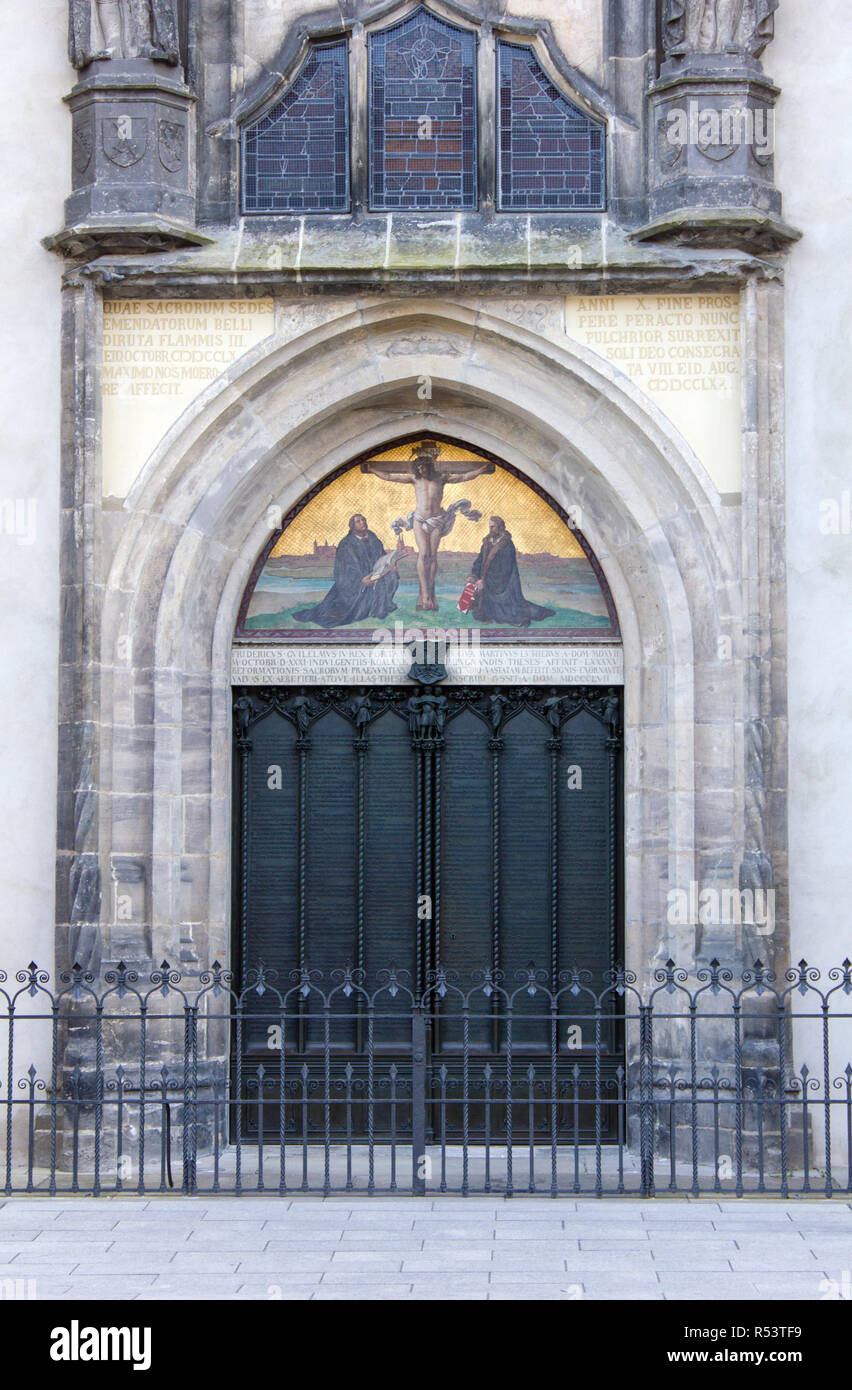 Porta con le tesi della chiesa del castello nella città di Lutero Wittenberg Foto Stock