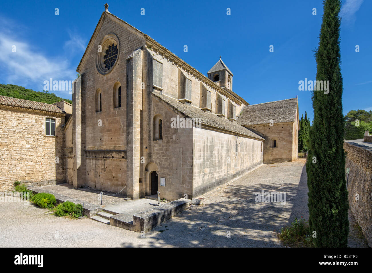 Parte anteriore del Abbaye Notre-dame de Senanque. La chiesa abbaziale del monastero di Notre-dame de Senanque, Provenza, Gordes, Luberon, Vaucluse Francia Foto Stock