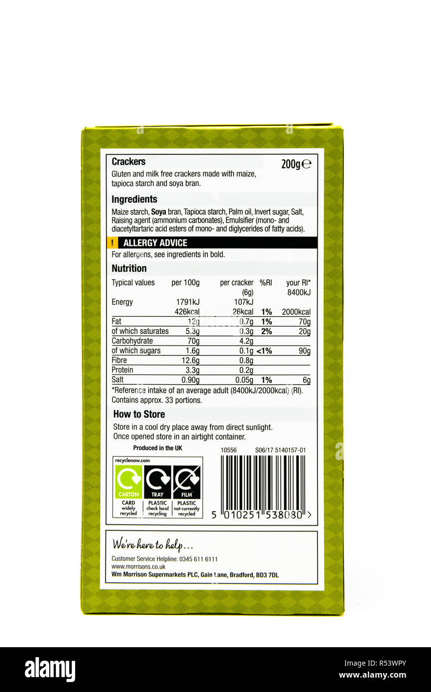 Morrisons glutine e latte cracker gratis ingredienti e allergia consigli in una marca di scatola di cartone. Foto Stock