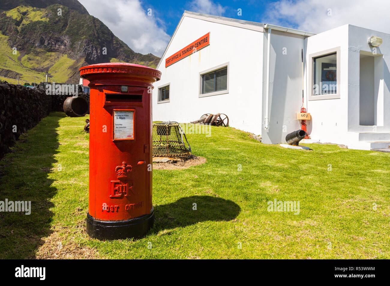 Edinburgh dei sette mari, Tristan da Cunha island. E II R rosso pilastro postbox, free-standing casella postale, ufficio postale e il centro del turismo, Sud Atlanti Foto Stock