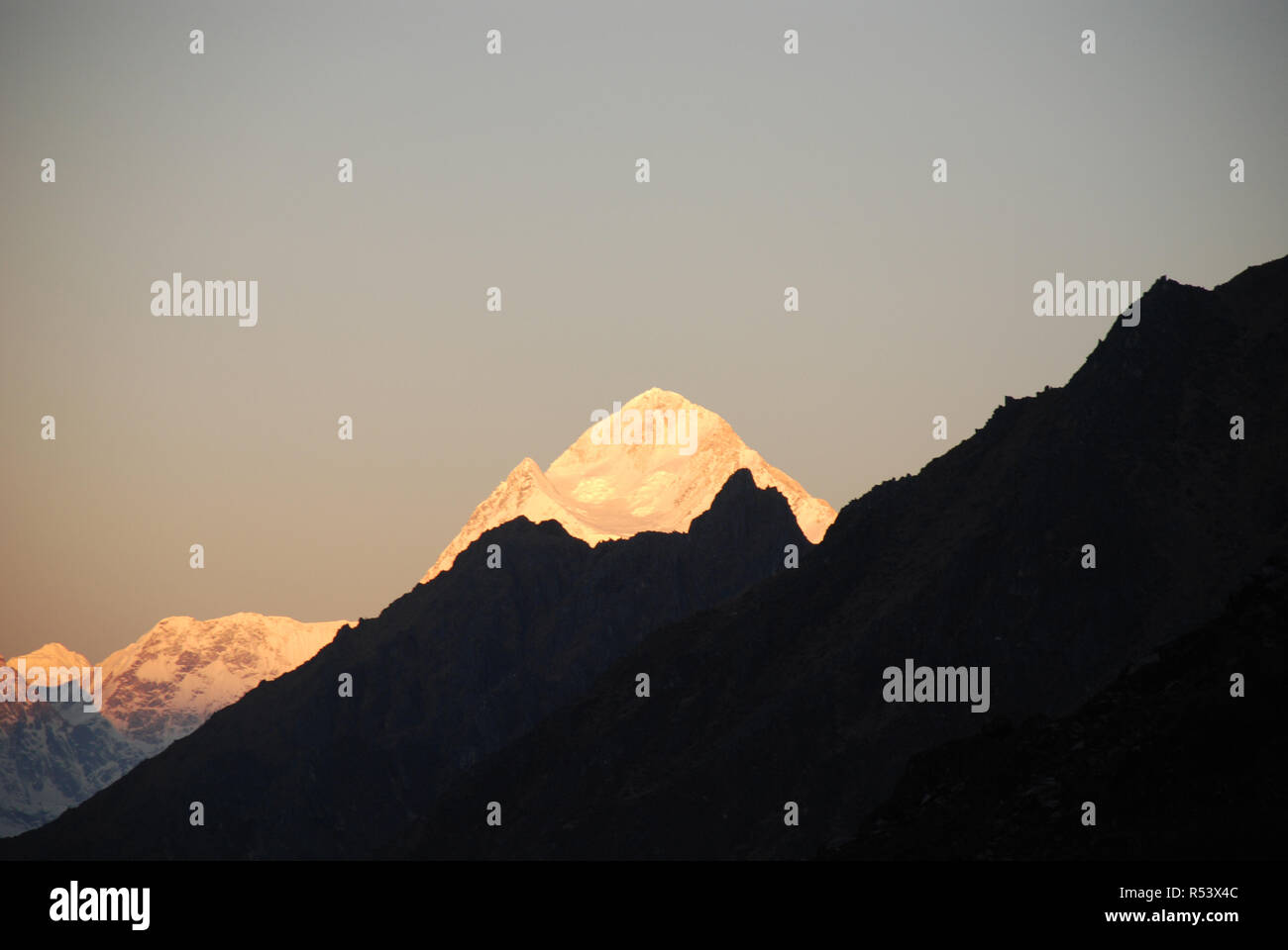 Makalu visto da un alto punto di Arun valle del Nepal orientale Foto Stock