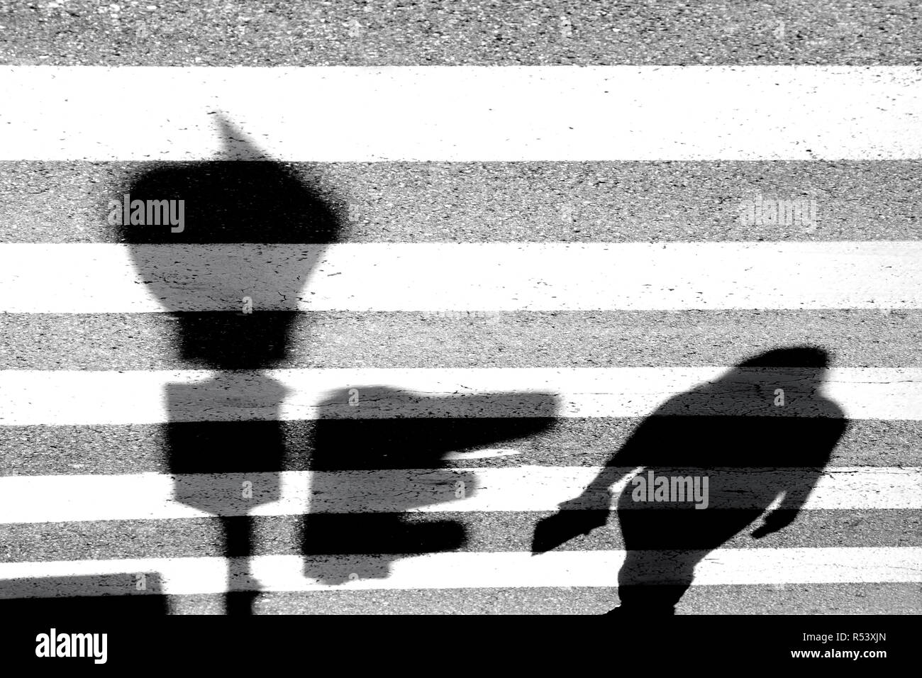 Sfocata ombra di un attraversamento pedonale della via della città Foto Stock