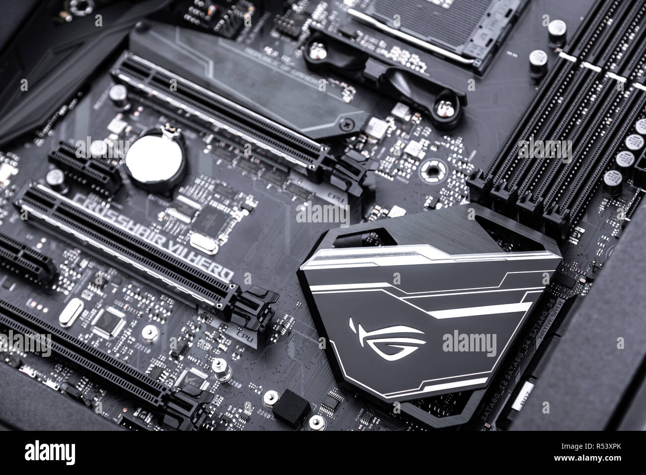 Scheda madre Asus Rog Crosshair vii Hero su sfondo bianco. Foto Stock