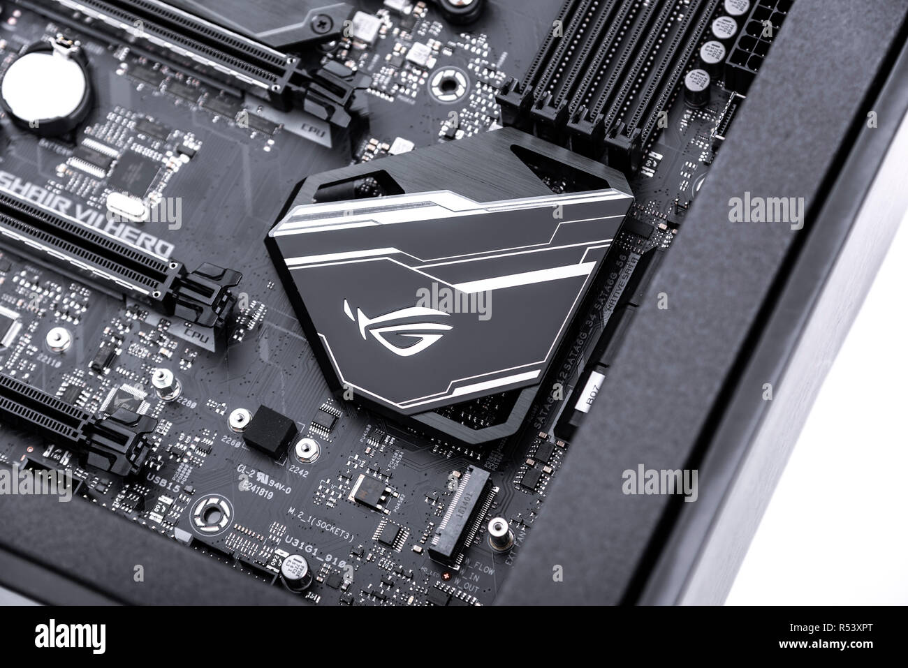 Scheda madre Asus Rog Crosshair vii Hero su sfondo bianco. Foto Stock