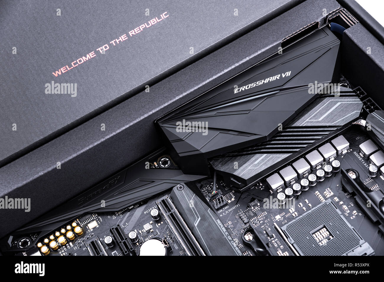 Scheda madre Asus Rog Crosshair vii Hero su sfondo bianco. Foto Stock