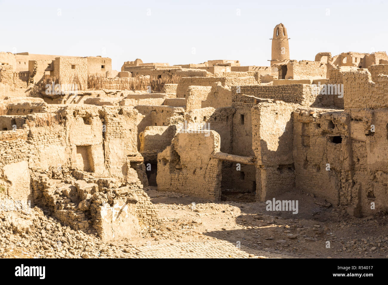 Rovine di antichi arabi del Medio Oriente città vecchia costruita di mattoni di fango, vecchia moschea con minareto. Al Qasr, Dakhla Oasis, Western Desert, Nuova Valle, Egitto. Foto Stock