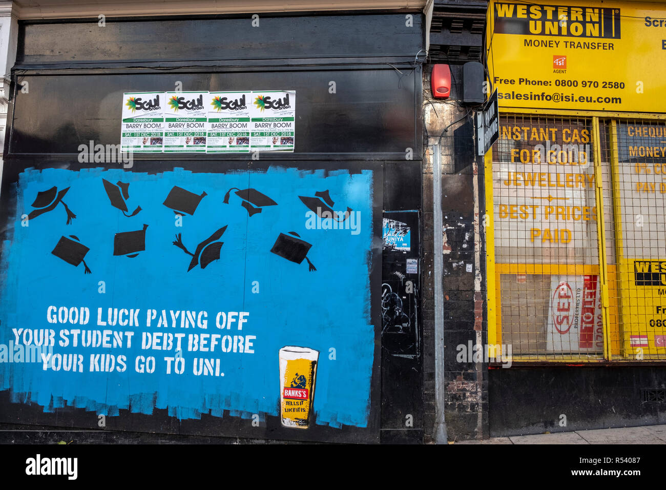 Ironico il debito dello studente, il rimborso del prestito dipinto murale nel centro città Foto Stock