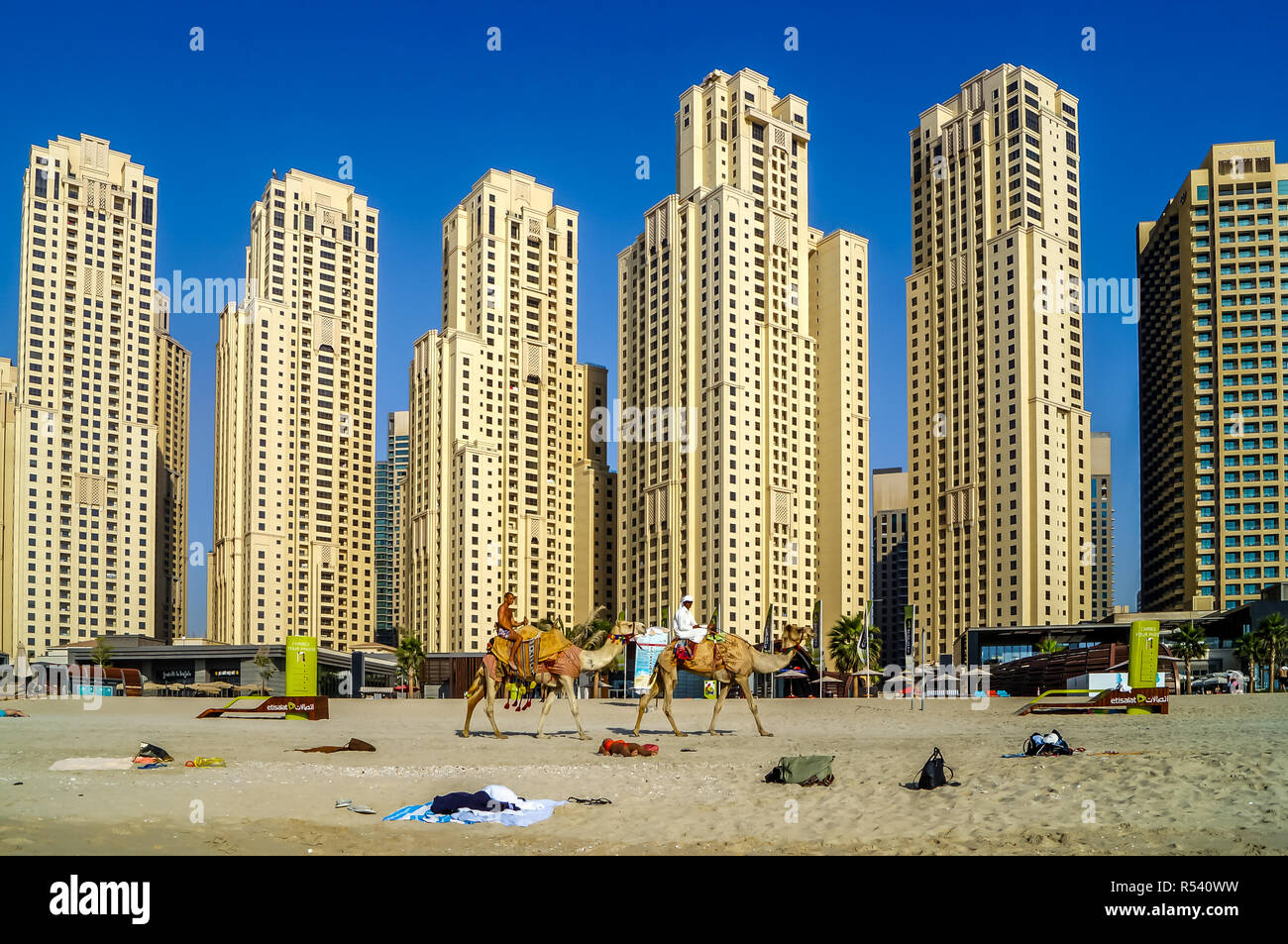 Skyline di Dubai con grattacieli in spiaggia. Foto Stock