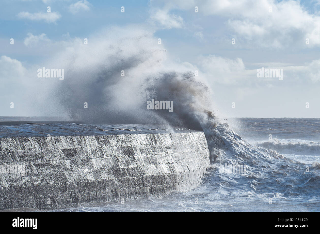 Lyme Regis, Dorset, Regno Unito. Il 29 novembre 2018. Regno Unito: Meteo Storm Diana pastelle il Cobb a Lyme Regis. Credito: Celia McMahon/Alamy Live News Foto Stock