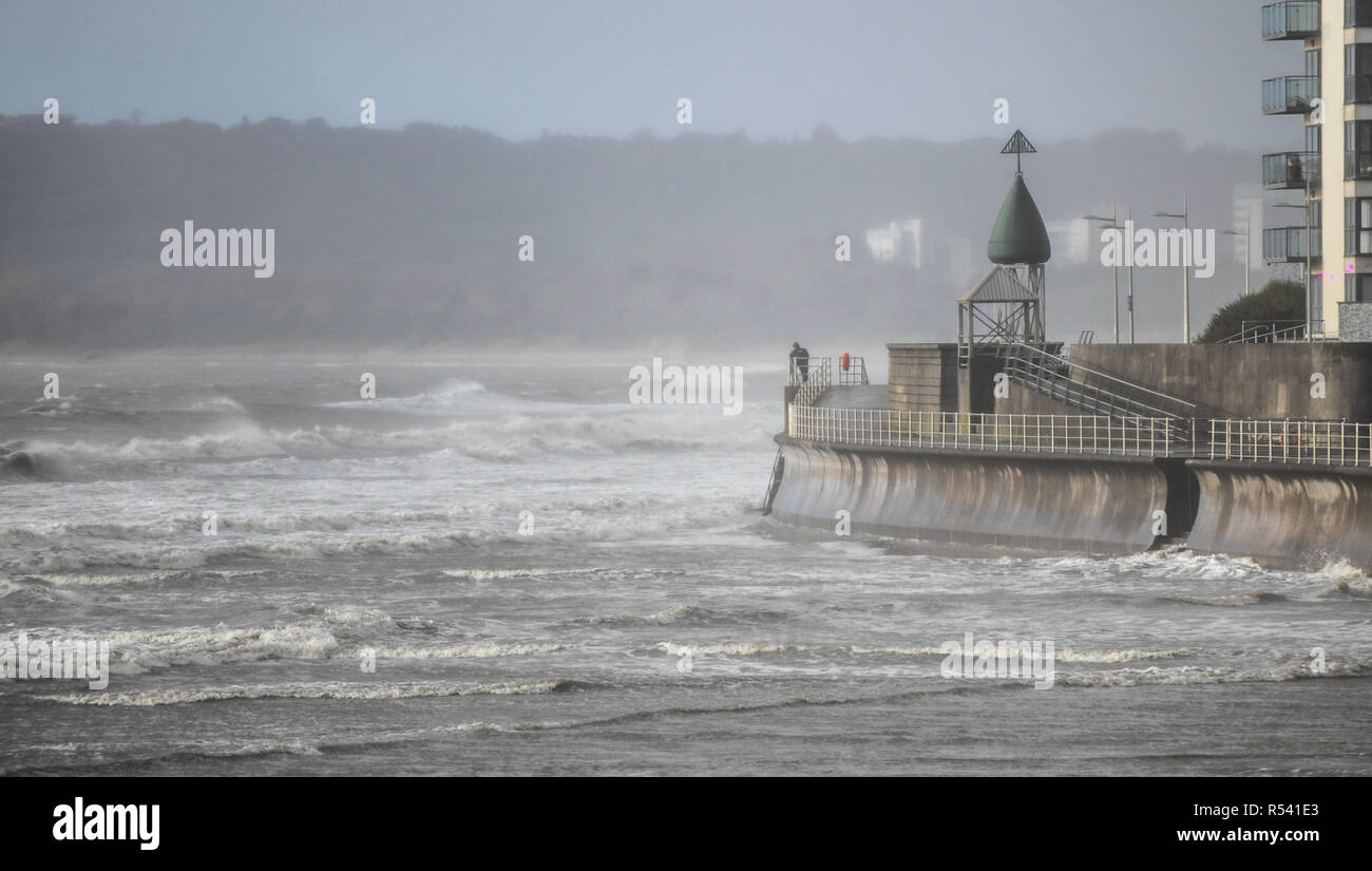 Swansea, South Wales, Regno Unito. Il 29 novembre 2018, mare pesanti e grandi onde a Swansea come tempesta Diana colpisce il Galles del Sud Costa come esso attraversa il Regno Unito portando i forti venti e pioggia. Credito : Robert Melen/Alamy Live News. Foto Stock