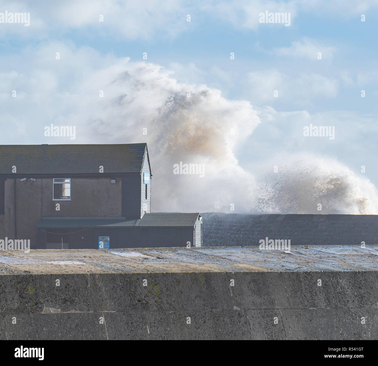 Lyme Regis, Dorset, Regno Unito. Il 29 novembre 2018. Regno Unito: Meteo Storm Diana pastelle il Cobb a Lyme Regis. Credito: Celia McMahon/Alamy Live News Foto Stock