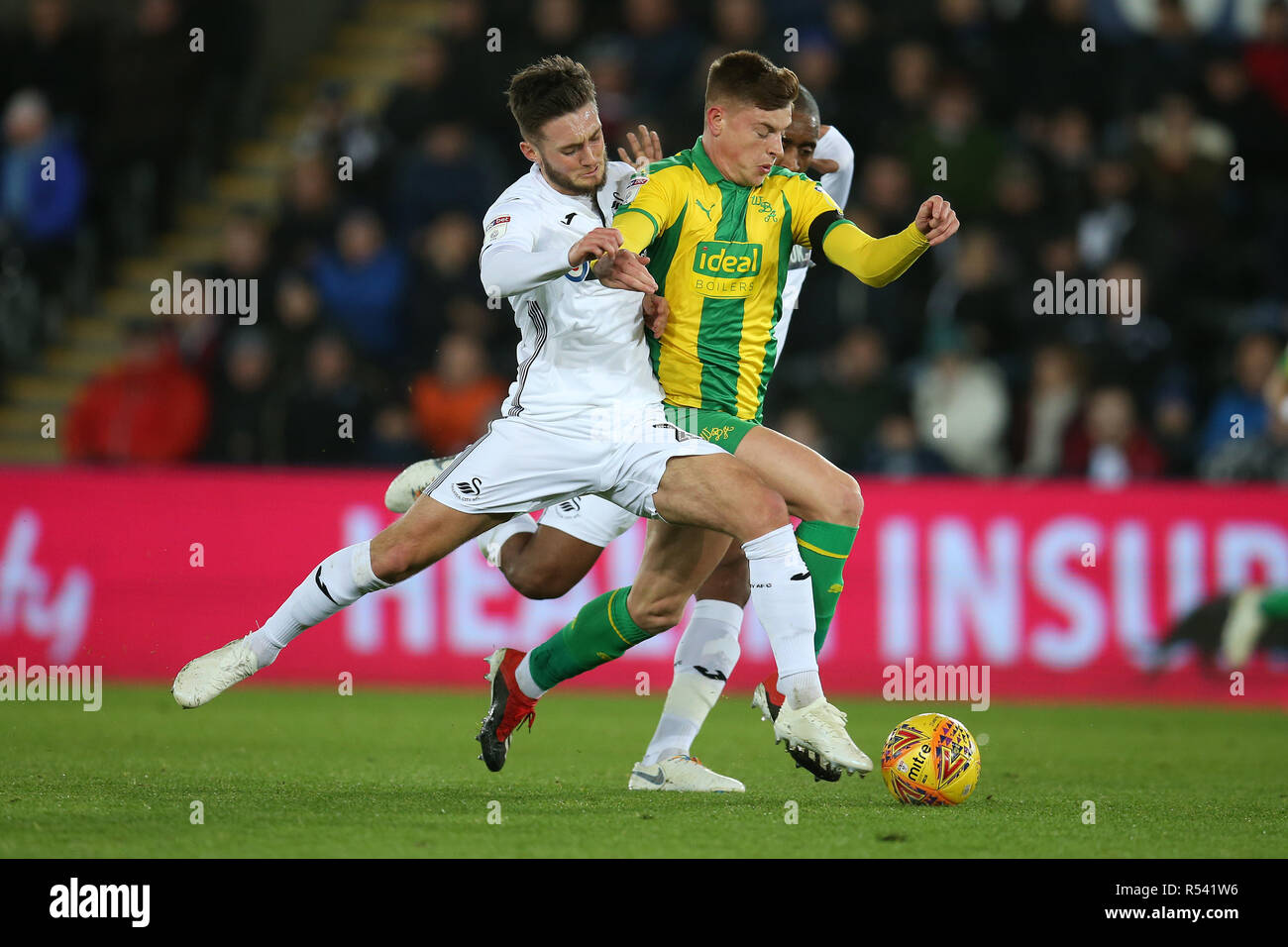 Swansea, Wales, Regno Unito. 28 Novembre, 2018. Harvey Barnes del West Bromwich Albion tenta di rompere con Matt Grimes di Swansea City (l) .EFL Skybet partita in campionato, Swansea City v West Bromwich Albion al Liberty Stadium di Swansea, Galles del Sud Mercoledì 28 Novembre 2018. Questa immagine può essere utilizzata solo per scopi editoriali. Solo uso editoriale, è richiesta una licenza per uso commerciale. Nessun uso in scommesse, giochi o un singolo giocatore/club/league pubblicazioni. pic da Andrew Orchard/Andrew Orchard fotografia sportiva/Alamy Live news Foto Stock