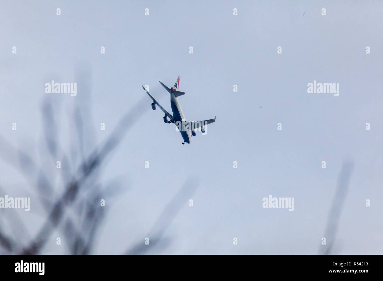 Kent, Regno Unito 29 novembre 2018. Volo British Airways BA65 gira attorno a Herne Bay in Kent avendo preso fuori da Heathrow destinati a Nairobi. Volare un modello di azienda a 6000m. Un Boeing 747-436. Problema sconosciuto. Richard Donovan/Alamy Live News Foto Stock