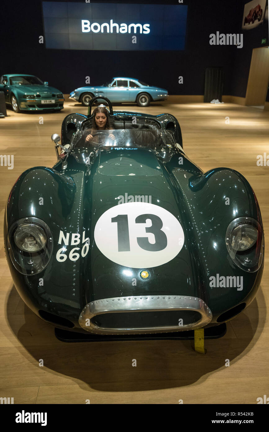 Londra, Regno Unito. 29 Nov, 2018. Un membro del personale pone in un 1959 Lister-Jaguar 'Knobbly' 3,8-litro sport-racing biposto (Est. GBP2.2-2.8m). Anteprima di una vendita di 'Fine collezionisti di automobili' a Bonhams, New Bond Street. 30 veicoli saranno offerti in vendita il 1 dicembre. Credito: Stephen Chung/Alamy Live News Foto Stock