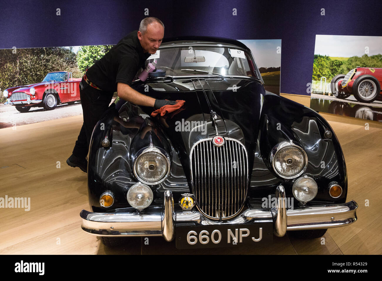 Londra, Regno Unito. Il 29 Novembre, 2018. Bonhams' staff preparare un 1960 Jaguar XK150 'S' 3,8-litro Coupé, uno di soltanto 115 i veicoli con guida a destra, in preparazione per un'asta della storica e high-performance racing e vetture stradali. Le caratteristiche principali comprendono la Le Mans classe-winning Jaguar XJ220C guidato da David Coulthard (£2,200,000-2,800,000), un Lister Jaguar Knobbly (£2,200,000-2,800,000) e un 1958 BMW 507 di proprietà del suo designer, nonché Ferraris, Aston Martins, Bentley, Porsche e giaguari. Credito: Mark Kerrison/Alamy Live News Foto Stock