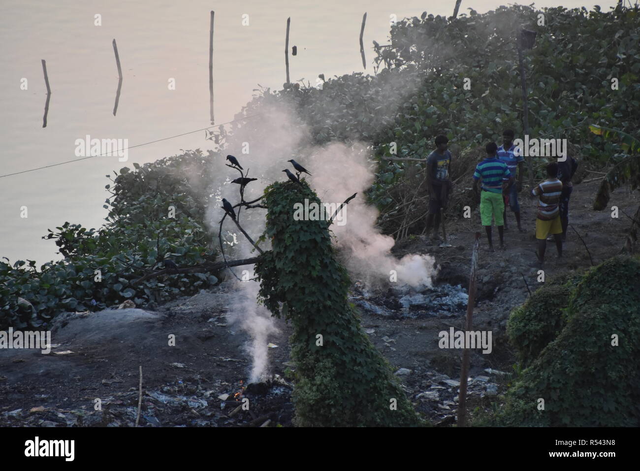 Salt Lake City, Calcutta, India. Il 29 Novembre, 2018. La combustione di rifiuti nel aperto causa un significativo inquinamento atmosferico al livello di Kolkata area metropolitana in India in inverno. Credito: Biswarup Ganguly/Alamy Live News Foto Stock