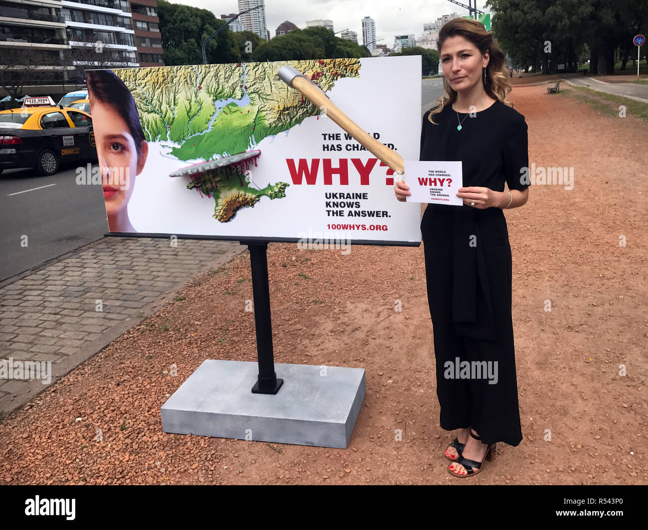 Buenos Aires, Argentina. 29 Nov, 2018. Ukrainian Vice Ministro Informazioni Emine Dzhaparova presenta un poster di protesta a margine del vertice del G20 accusando il governo russo di comportamento bellico e l'annessione della Crimea in violazione del diritto internazionale. In realtà il poster è stato supposto per essere appeso in una versione più grande su un enorme cartellone al centro del vertice, ma le autorità argentine hanno vietato questo. Essa mostra un intriso di sangue la lama taglio della Crimea e un'ascia bloccato nel bacino del Donez. Credito: Georg Ismar/dpa/Alamy Live News Foto Stock