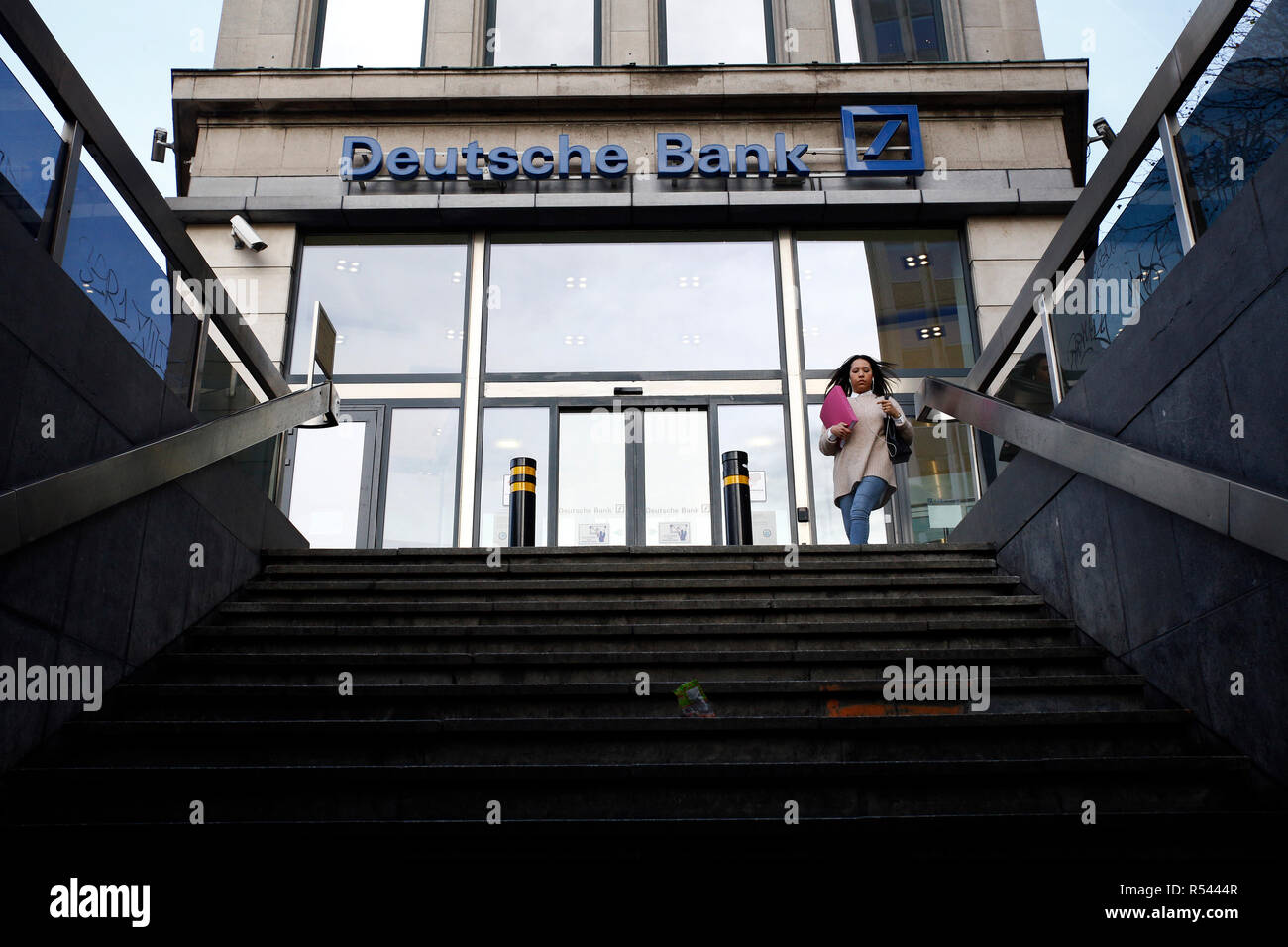 Bruxelles, Belgio. 29 Nov, 2018. Vista esterna della Deutsche Bank filiale. Un grande contingente di investigatori ricercato la sede del più grande moneta tedesca house di Francoforte. Il sospetto: i dipendenti del Gruppo che ha aiutato i clienti a impostare la cosiddetta società offshore in paradisi fiscali e il riciclaggio di denaro da attività criminali. Credito: ALEXANDROS MICHAILIDIS/Alamy Live News Foto Stock