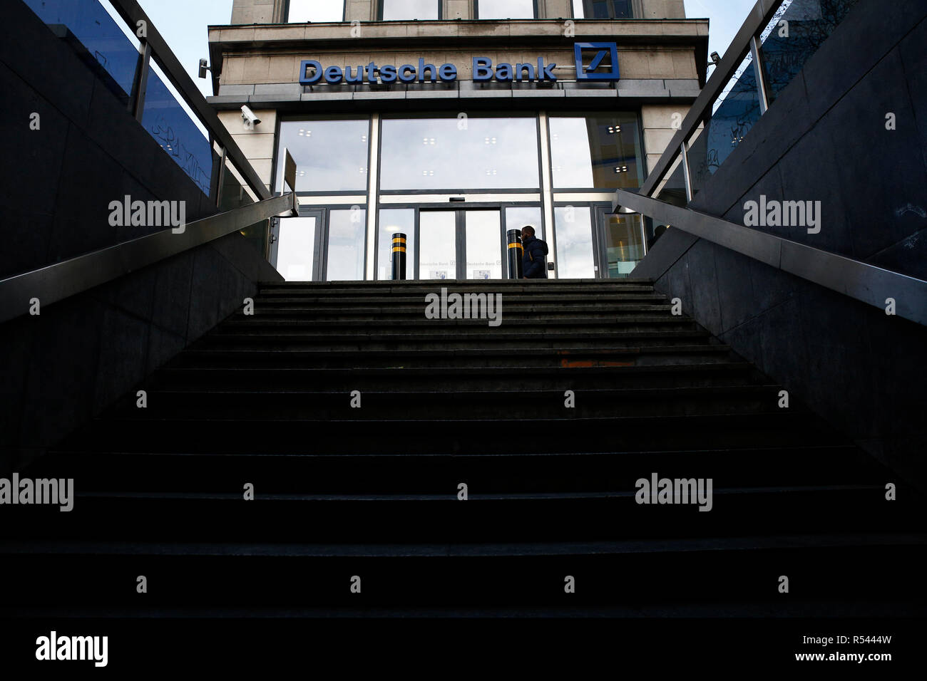Bruxelles, Belgio. 29 Nov, 2018. Vista esterna della Deutsche Bank filiale. Un grande contingente di investigatori ricercato la sede del più grande moneta tedesca house di Francoforte. Il sospetto: i dipendenti del Gruppo che ha aiutato i clienti a impostare la cosiddetta società offshore in paradisi fiscali e il riciclaggio di denaro da attività criminali. Credito: ALEXANDROS MICHAILIDIS/Alamy Live News Foto Stock
