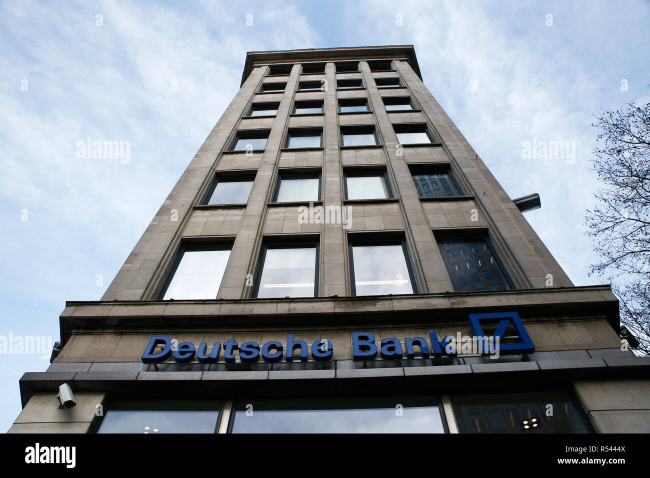 Bruxelles, Belgio. 29 Nov, 2018. Vista esterna della Deutsche Bank filiale. Un grande contingente di investigatori ricercato la sede del più grande moneta tedesca house di Francoforte. Il sospetto: i dipendenti del Gruppo che ha aiutato i clienti a impostare la cosiddetta società offshore in paradisi fiscali e il riciclaggio di denaro da attività criminali. Credito: ALEXANDROS MICHAILIDIS/Alamy Live News Foto Stock