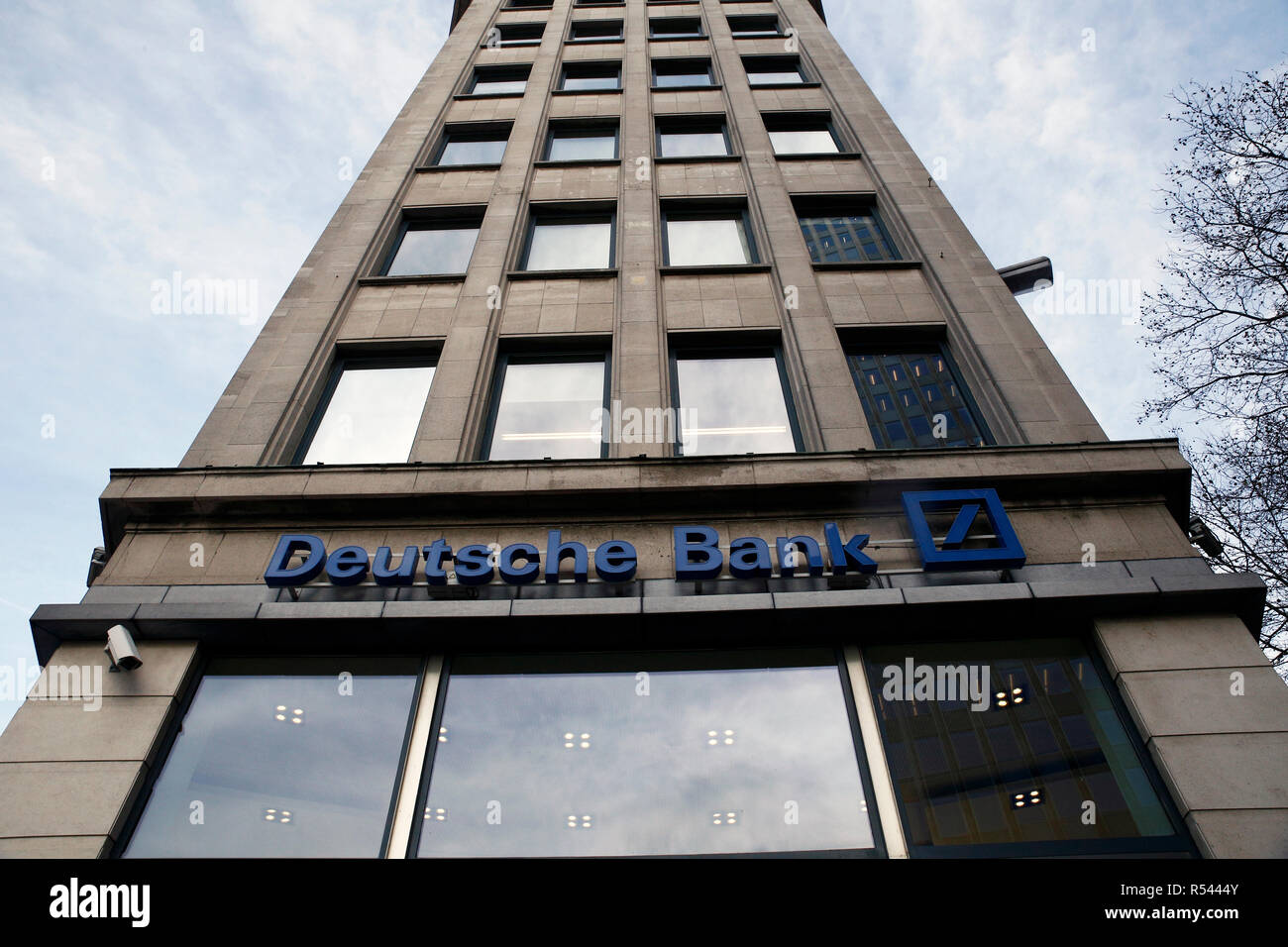 Bruxelles, Belgio. 29 Nov, 2018. Vista esterna della Deutsche Bank filiale. Un grande contingente di investigatori ricercato la sede del più grande moneta tedesca house di Francoforte. Il sospetto: i dipendenti del Gruppo che ha aiutato i clienti a impostare la cosiddetta società offshore in paradisi fiscali e il riciclaggio di denaro da attività criminali. Credito: ALEXANDROS MICHAILIDIS/Alamy Live News Foto Stock