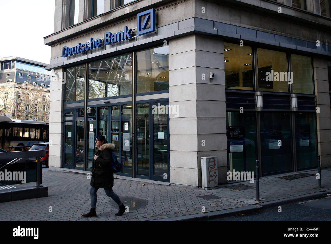 Bruxelles, Belgio. 29 Nov, 2018. Vista esterna della Deutsche Bank filiale. Un grande contingente di investigatori ricercato la sede del più grande moneta tedesca house di Francoforte. Il sospetto: i dipendenti del Gruppo che ha aiutato i clienti a impostare la cosiddetta società offshore in paradisi fiscali e il riciclaggio di denaro da attività criminali. Credito: ALEXANDROS MICHAILIDIS/Alamy Live News Foto Stock