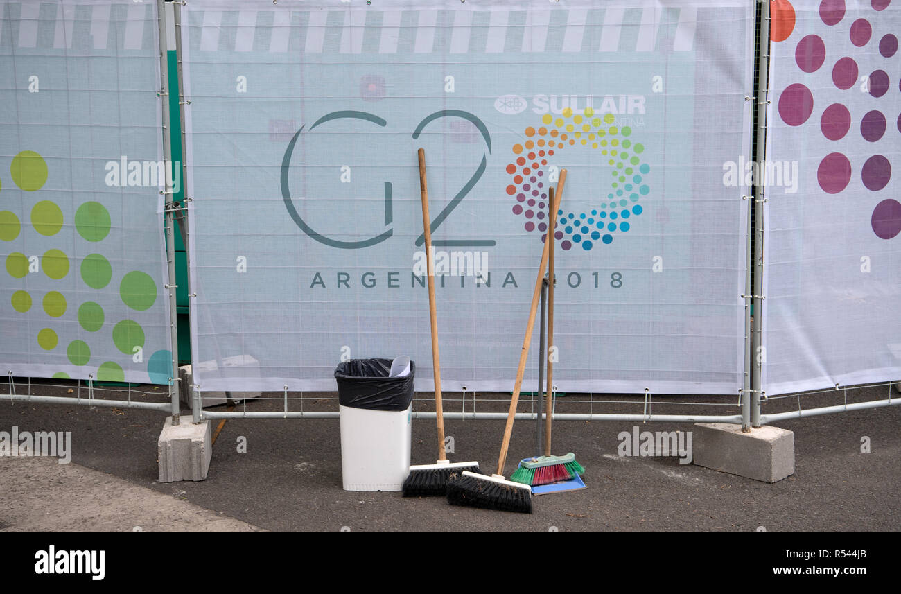 29 novembre 2018, Argentina Buenos Aires: scope sostare davanti a un G-20 logo nel Centro Stampa Internazionale a Buenos Aires. Dal 30.11.-1.12.2018 il vertice G20 si svolgerà a Buenos Aires. Il "Gruppo dei 20" unisce il più forte delle nazioni industriali e le economie emergenti. Foto: Ralf Hirschberger/dpa Foto Stock