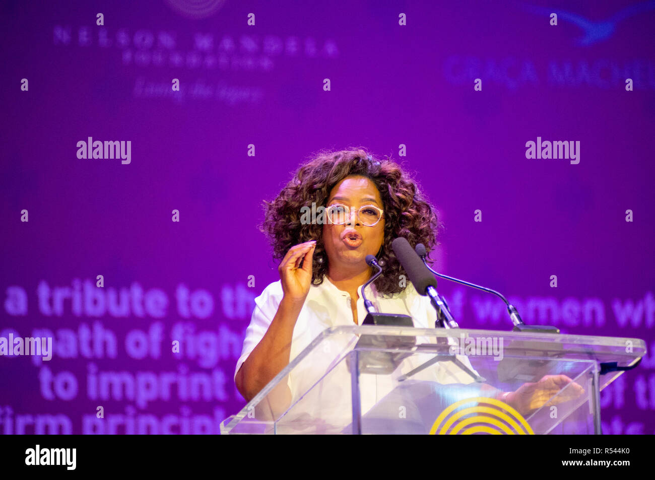 Soweto, Sud Africa, 29 Novembre, 2018. Oprah Winfrey parla all'"thunzi Sabafazi (la dignità delle donne), un evento in onore di Nelson Mandela's legacy durante il suo centesimo compleanno l'anno. Credito: Eva-Lotta Jansson/Alamy Live News Foto Stock