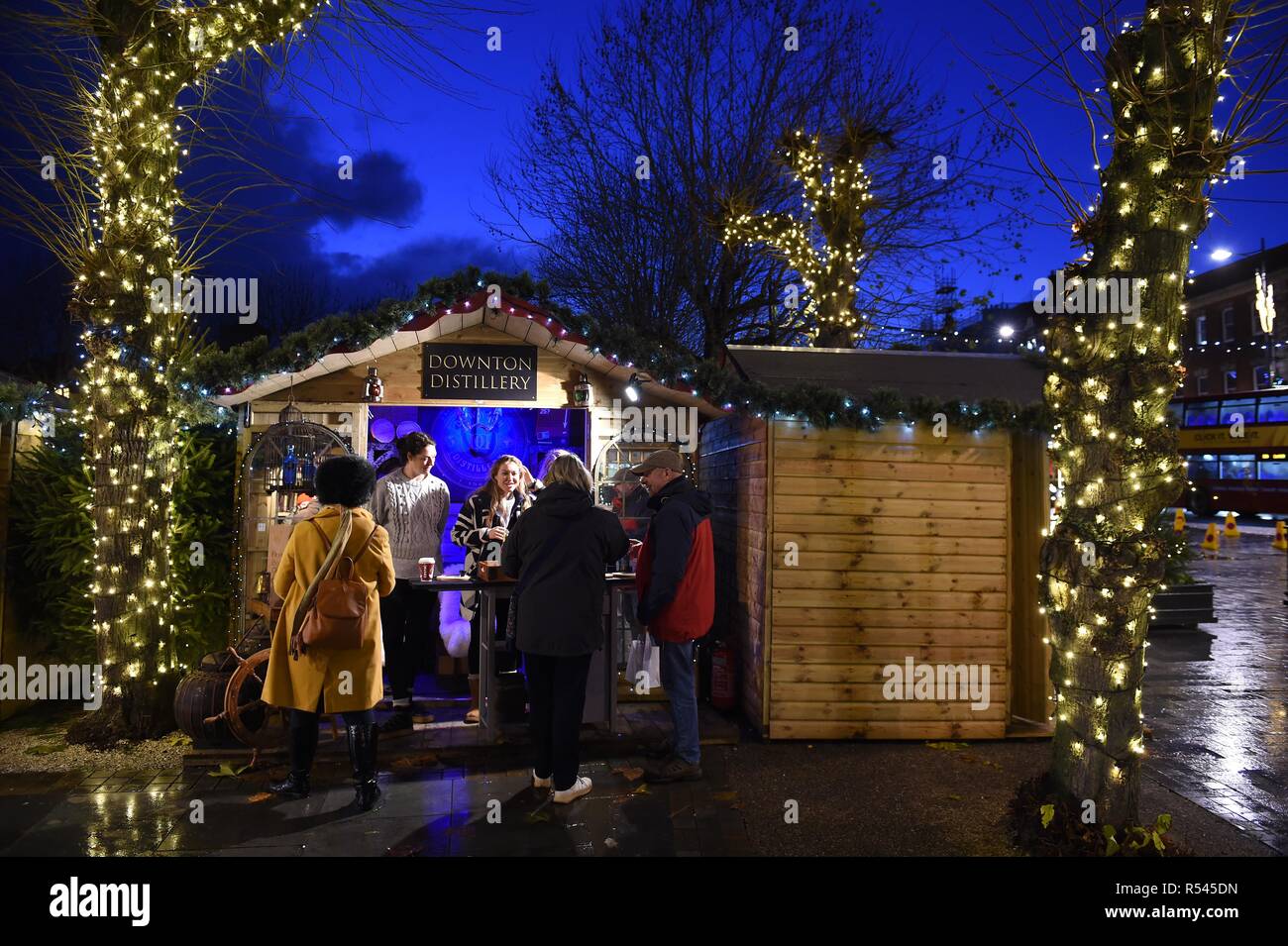 Salisbury Mercatino di Natale, UK. 29 Nov 2018. Serata di apertura di Salisbury Mercatino di Natale, Wiltshire, UK Credit: Finnbarr Webster/Alamy Live News Foto Stock