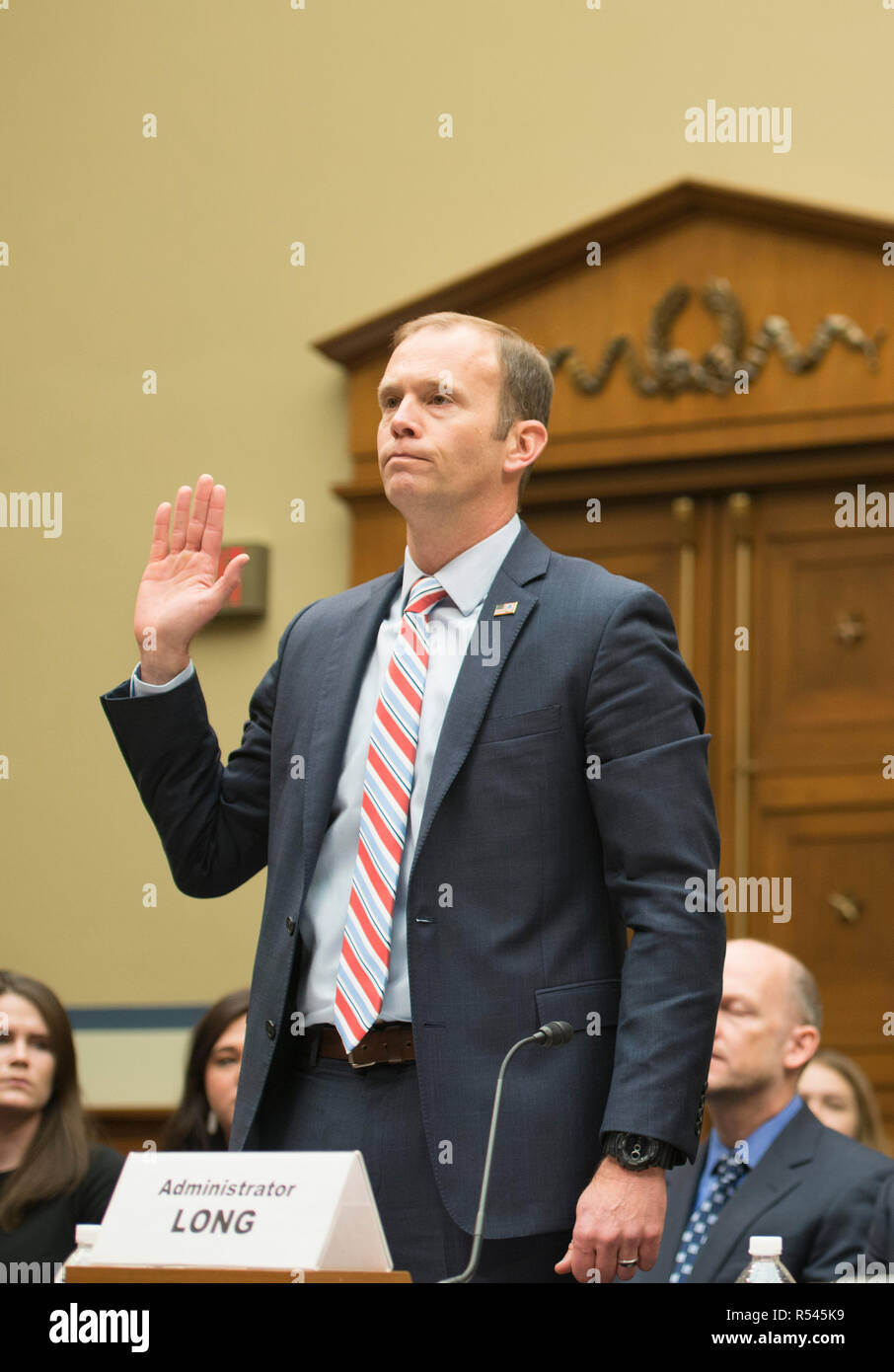 Washington, Stati Uniti d'America. 29 Nov, 2018. Washington, DC Novembre 29, 2018: Amministratore FEMA, William, "Brock' lunga testimonia ad una audizione del Congresso a Washington DC, sulla FEMA di reagire alle calamità. Egli è giurato in prima della sua testimonianza. Credito: Patsy Lynch/Alamy Live News Foto Stock