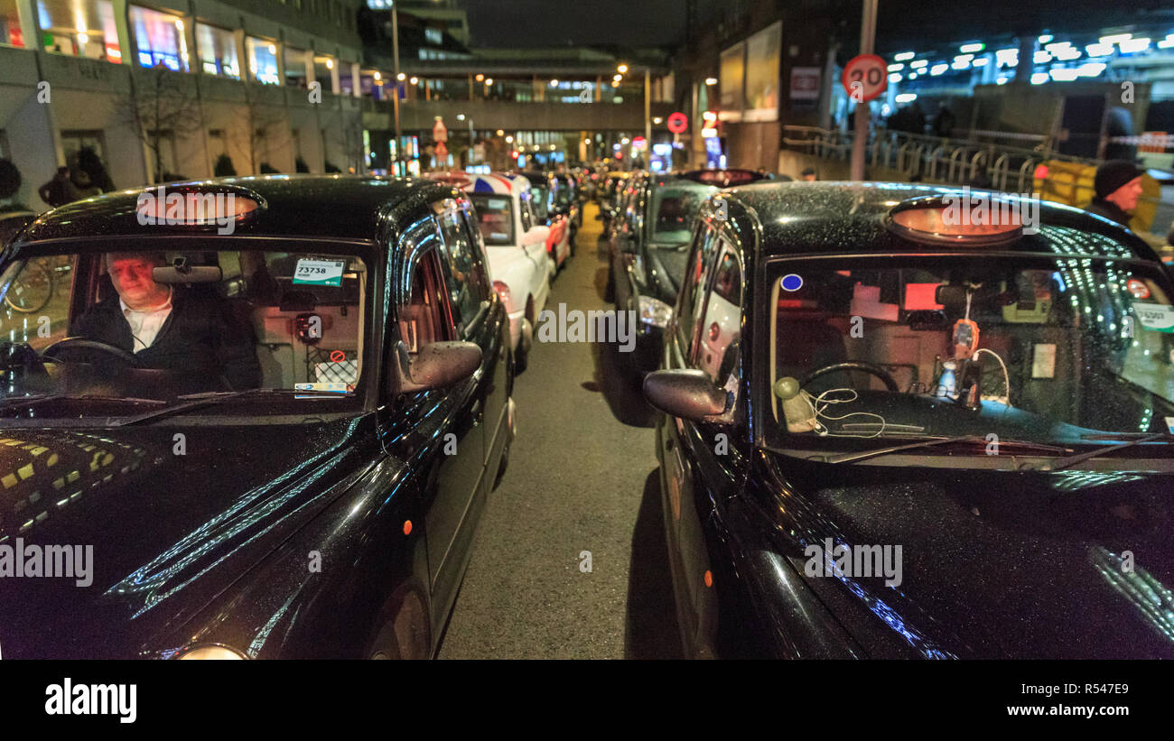 Tooley Street, Londra, Regno Unito. 29 Nov 2018. I tassisti londinesi hanno bloccato una corsia in Tooley Street formando due lunghi black cab code, per protestare per il loro diritto di utilizzare le corsie preferenziali degli autobus e per una migliore gestione delle strade. Oggi che la protesta riguarda i piani per fare una sezione di Tooley Street vicino a London Bridge bus-solo, limitando in tal modo l'accesso per i taxi. Londra cabbies hanno protestato ripetutamente e bloccato le strade su misure di gestione del traffico nella scorsa settimana. Credito: Imageplotter News e sport/Alamy Live News Foto Stock