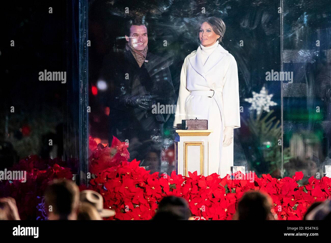 U.S prima signora Melania Trump, uniti da host Antonio Sabato Jr, applaude dopo aver premuto l'interruttore per la luce della National albero di Natale presso il National albero di Natale cerimonia di illuminazione sull'ellisse Novembre 28, 2018 a Washington D.C. Foto Stock