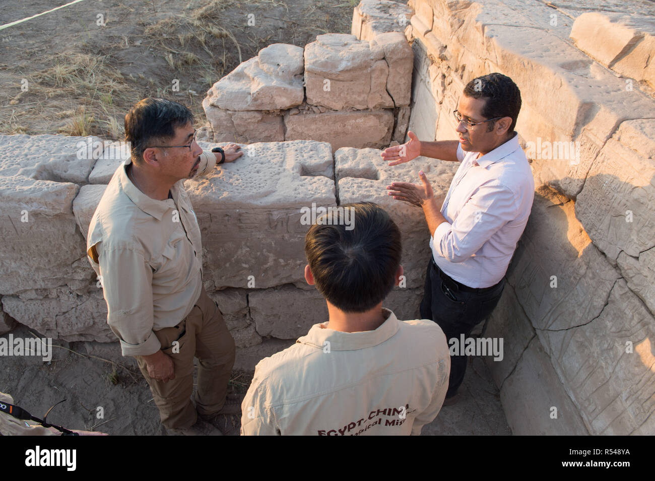 Luxor, Egitto. 29 Nov, 2018. Archeologi del giunto Egyptian-Chinese missione archeologica di lavorare a Montu Tempio di Luxor, Egitto, su nov. 29, 2018. Il primo cinese squadra archeologica in Egitto ha iniziato ufficialmente il giovedì il suo lavoro di scavo a Montu tempio al complesso del Tempio di Karnak di monumento-ricca città del sud di Luxor. Credito: Meng Tao/Xinhua/Alamy Live News Foto Stock