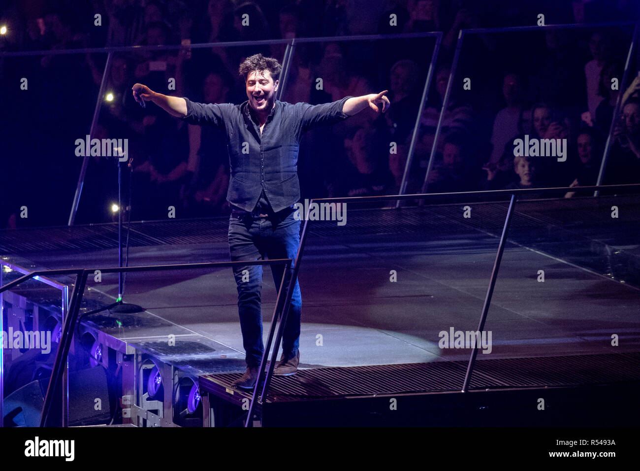 Londra, Inghilterra. Il 29 novembre 2018, Mumford & Sons esegue sul palco dell'Arena O2, Inghilterra Credito: Jason Richardson/Alamy Live News Foto Stock