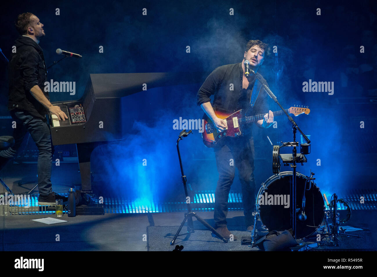 Londra, Inghilterra. Il 29 novembre 2018, Mumford & Sons esegue sul palco dell'Arena O2, Inghilterra Credito: Jason Richardson/Alamy Live News Foto Stock