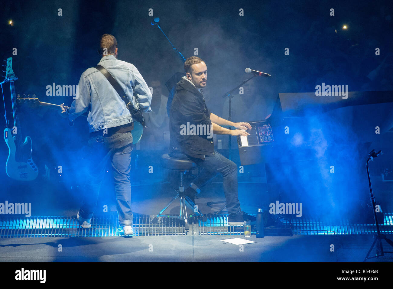 Londra, Inghilterra. Il 29 novembre 2018, Mumford & Sons esegue sul palco dell'Arena O2, Inghilterra Credito: Jason Richardson/Alamy Live News Foto Stock