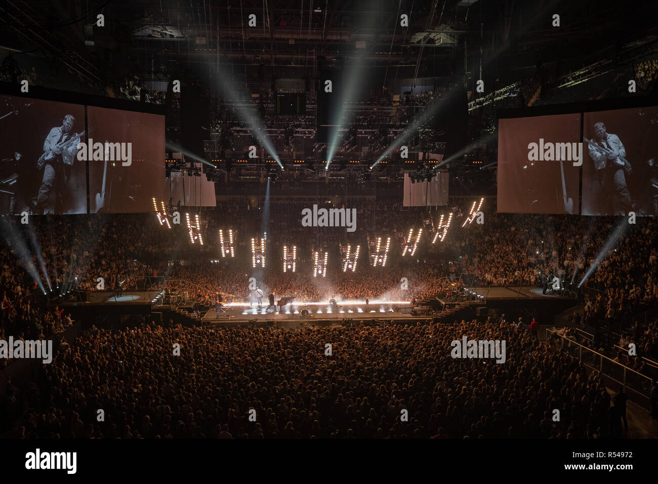 Londra, Inghilterra. Il 29 novembre 2018, Mumford & Sons esegue sul palco dell'Arena O2, Inghilterra Credito: Jason Richardson/Alamy Live News Foto Stock