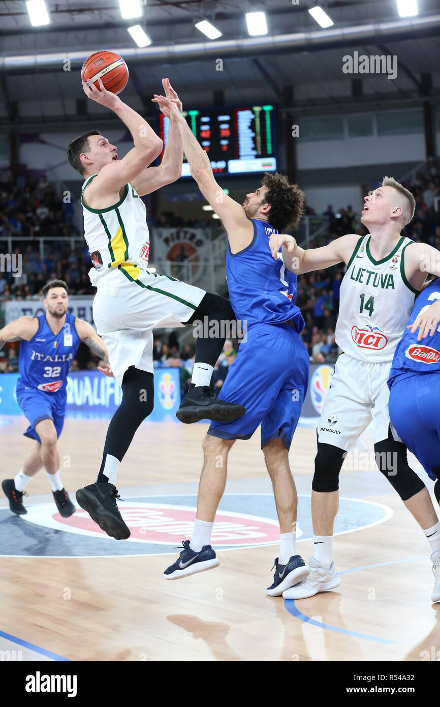 Brescia, Italia. 29 Nov, 2018. Pallacanestro FIBA World Cup Qualificazioni: Italia v Lituania, Brescia, Italia. Jonas Maciulis per la Lituania Credito: Mickael Chavet/Alamy Live News Foto Stock