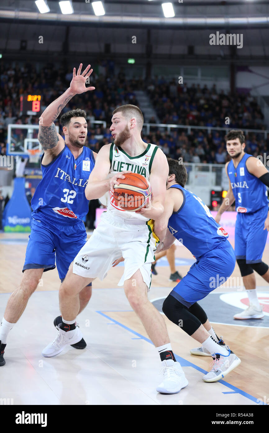 Brescia, Italia. 29 Nov, 2018. Pallacanestro FIBA World Cup Qualificazioni: Italia v Lituania, Brescia, Italia. Il rimbalzo per la Lituania Credito: Mickael Chavet/Alamy Live News Foto Stock