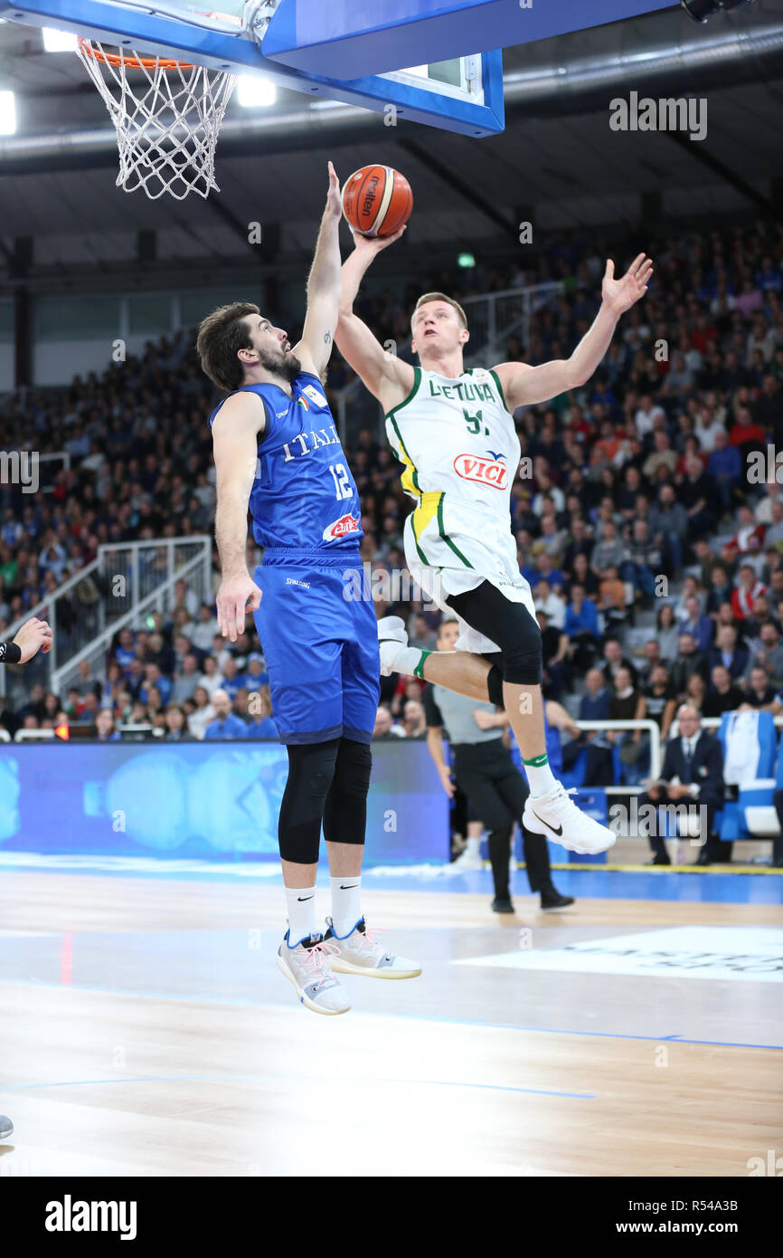 Brescia, Italia. 29 Nov, 2018. Pallacanestro FIBA World Cup Qualificazioni: Italia v Lituania, Brescia, Italia. Ariel Filloy per Italia salta al blocco Arnas Butkevicius per la Lituania Credito: Mickael Chavet/Alamy Live News Foto Stock