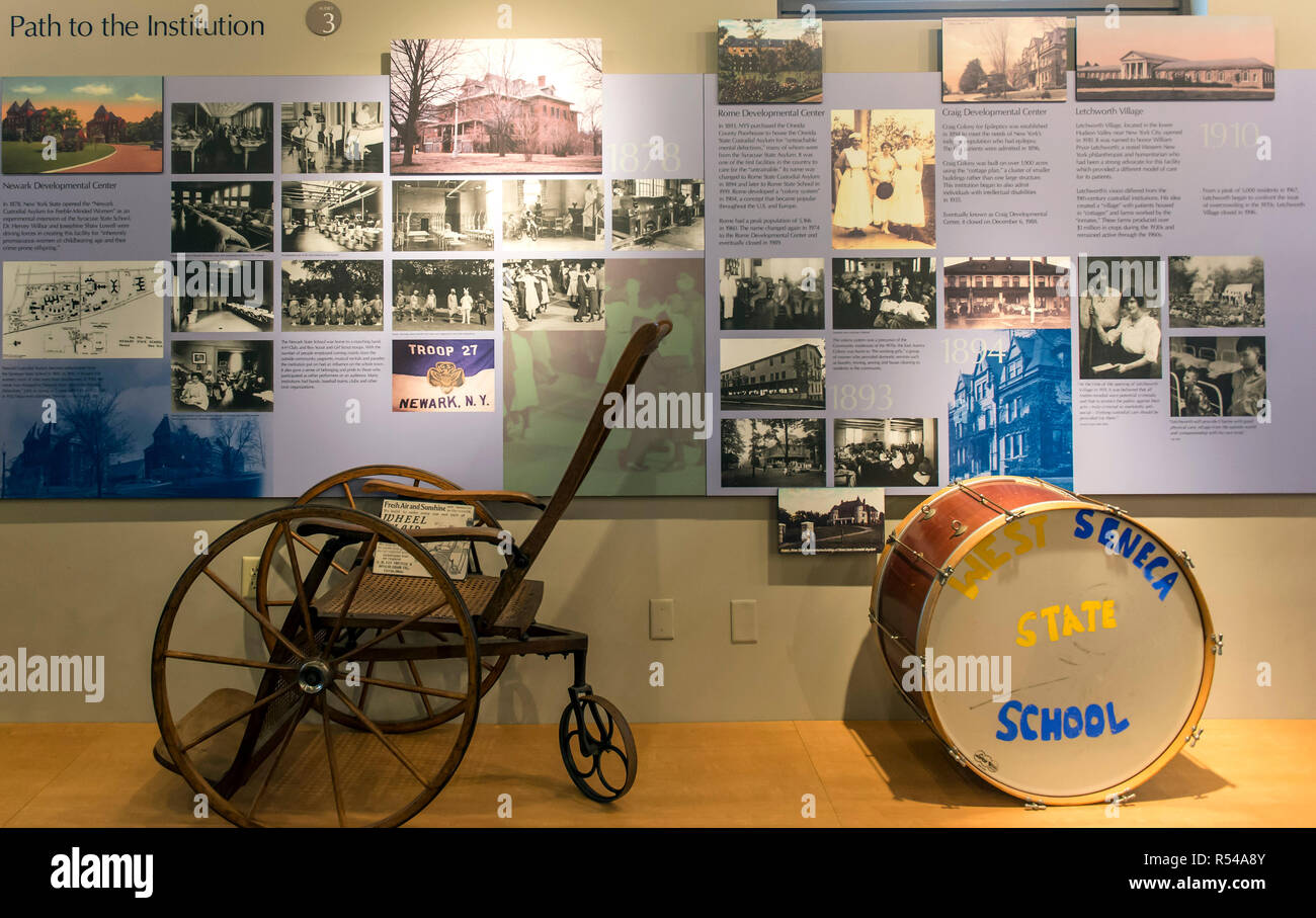 Buffalo, New York, Stati Uniti d'America. 28 Nov, 2018. Il Museo di Storia di disabilità è dedicato a conservare la storia delle persone con condizioni di disabilitazione, le loro lotte, successi e il loro impatto sulla società americana. Il museo ospita esposizioni, artefatti, fotografie, libri rari e materiali archivistici come cartoline storiche, da relazioni di manicomi e scuole statali, adaptive attrezzature, filmati con temi di disabilità e una libreria di oltre 400 volumi che trattano il tema della disabilità. Credito: Brian Cahn/ZUMA filo/Alamy Live News Foto Stock