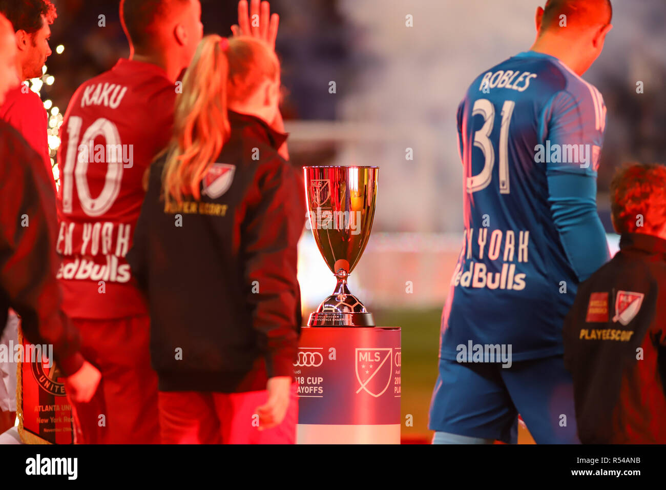 Harrison, NJ, Stati Uniti d'America. 29 Nov 2018. MLS Eastern Conference Finale Trofeo sul display come i giocatori a piedi al di fuori del tunnel. Credito: Ben Nichols/Alamy Live News Foto Stock