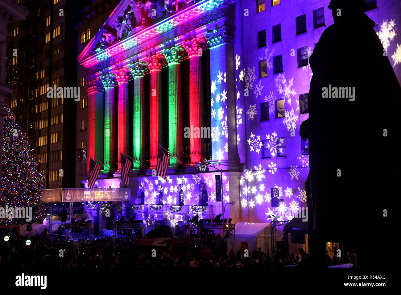 New York, NY, STATI UNITI D'AMERICA. 29 Nov, 2018. Il New York Stock Exchange ha celebrato i suoi novanta-quinta (95) annuo albero di Natale cerimonia di illuminazione il 29 novembre 2018, al di fuori del suo famoso Wall Street location in Lower Manhattan. La struttura cerimonia di illuminazione incluso il divertimento e una scena sonora che comprendesse interviste con ben note personalità.© 2018 G. Ronald Lopez/DigiPixsAgain.us/AlamyLive News Foto Stock