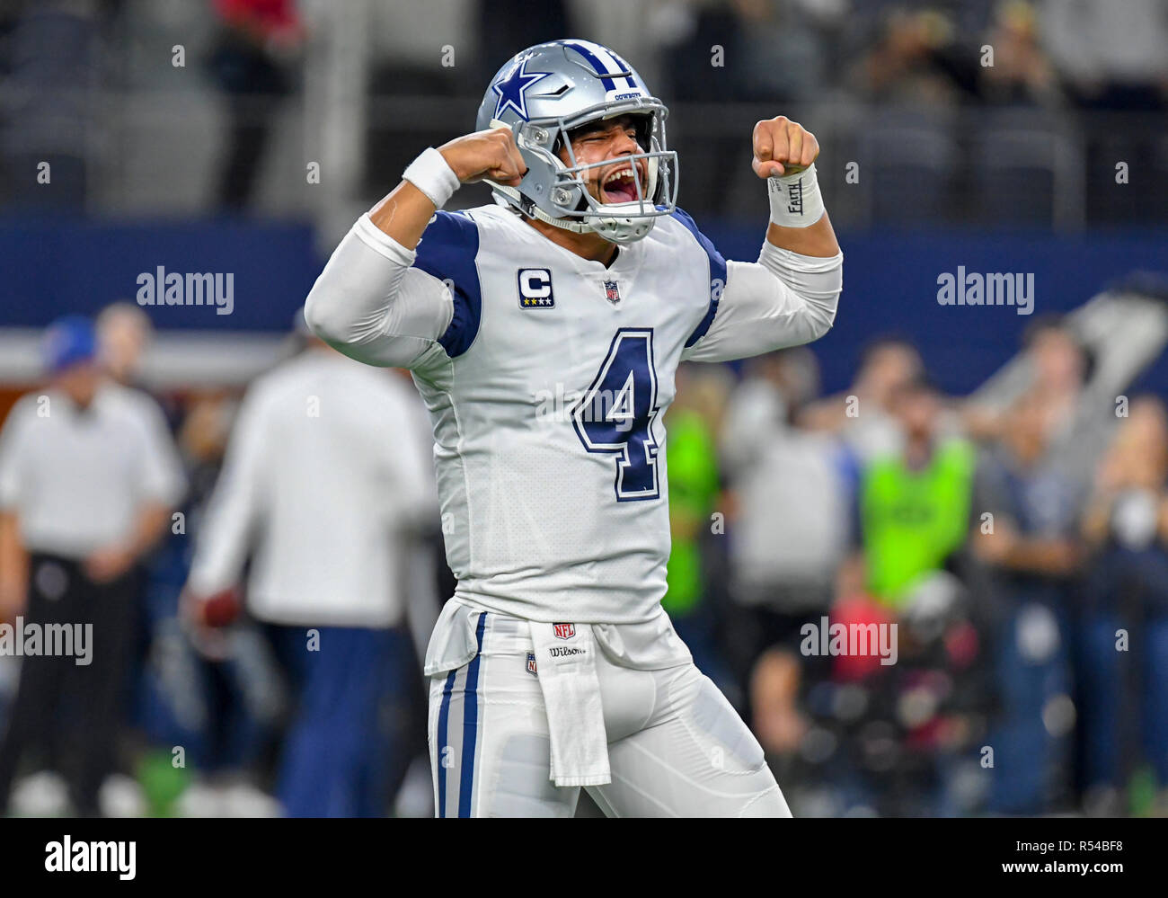 Novembre 29, 2018: Dallas Cowboys quarterback Dak Prescott #4 ottiene hyped prima di un giovedì notte Football NFL Game tra New Orleans Saints e Dallas Cowboys di AT&T Stadium di Arlington, TX Albert Pena/CSM Foto Stock