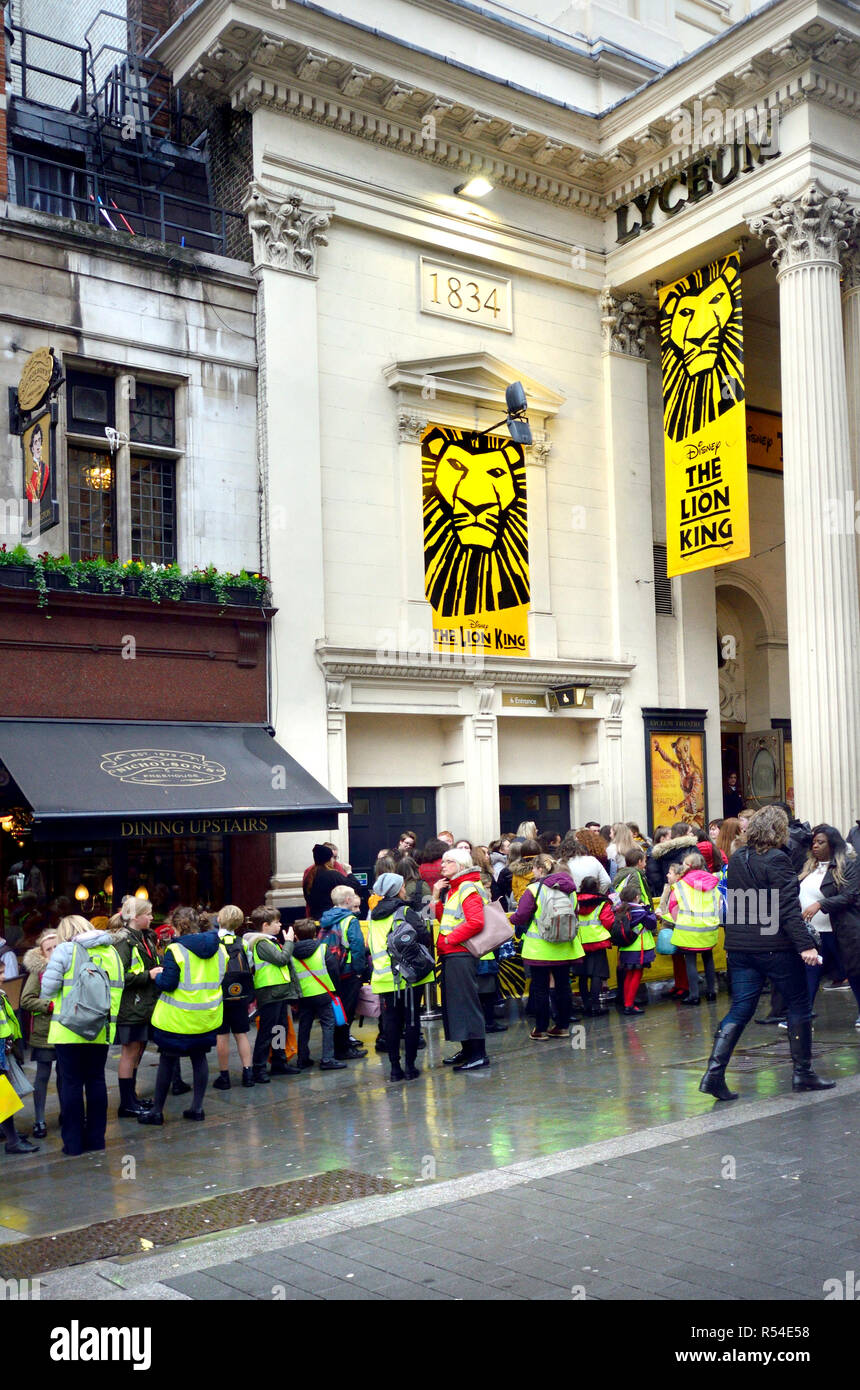 Disney's Lion King' musical al Lyceum Theatre, Wellington Street, Londra, Inghilterra, Regno Unito. Matinee con diverse parti di scolaresche in visita Foto Stock