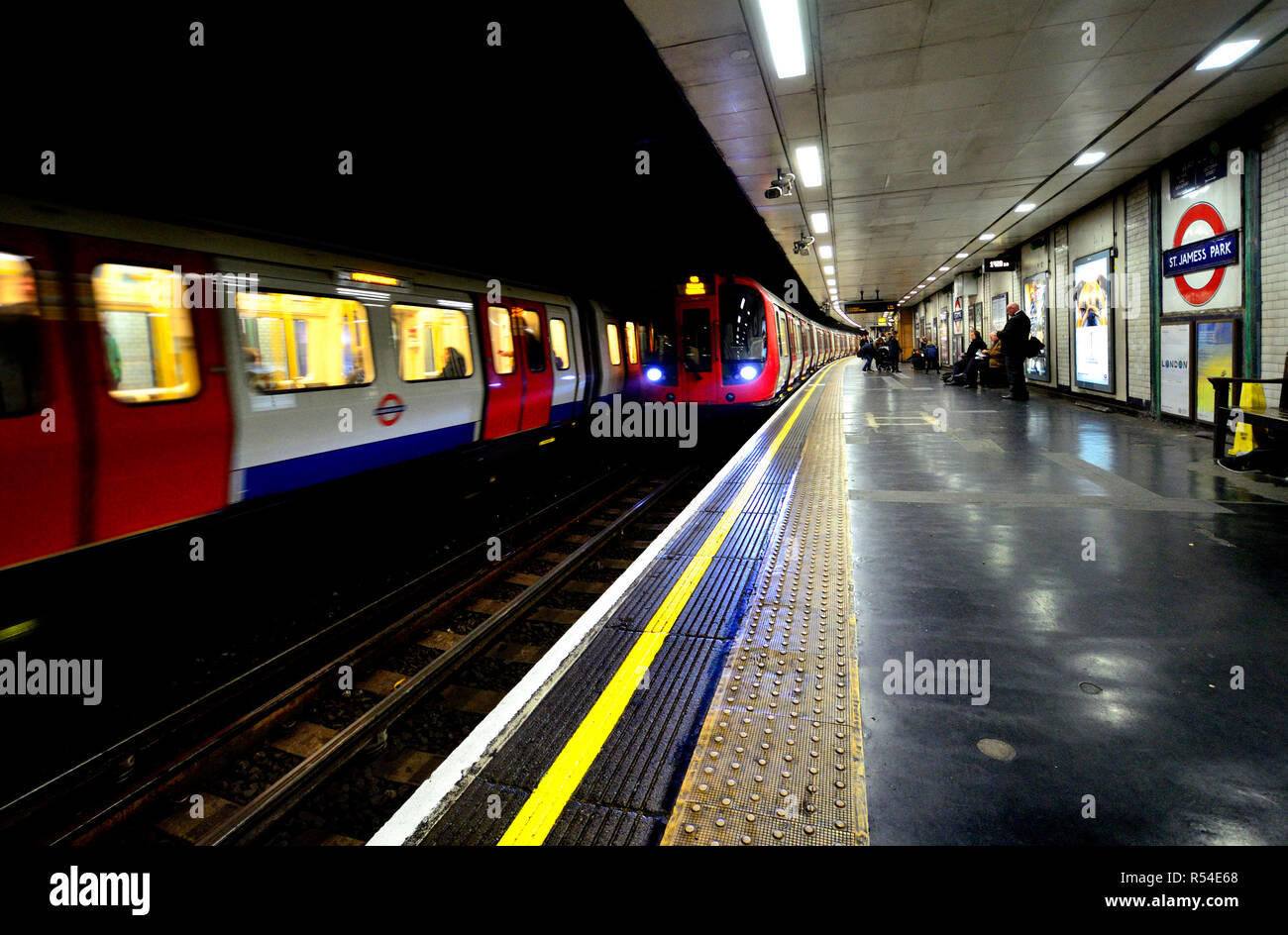 Tempio la stazione della metropolitana di Londra, Inghilterra, Regno Unito. Foto Stock