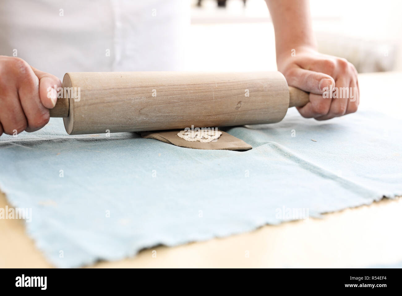 La pittura di argilla laboratorio di arte,creta. ceramiche artistiche. artigianato. Decorazione della ceramica. mani femminili da argilla argilla. Foto Stock