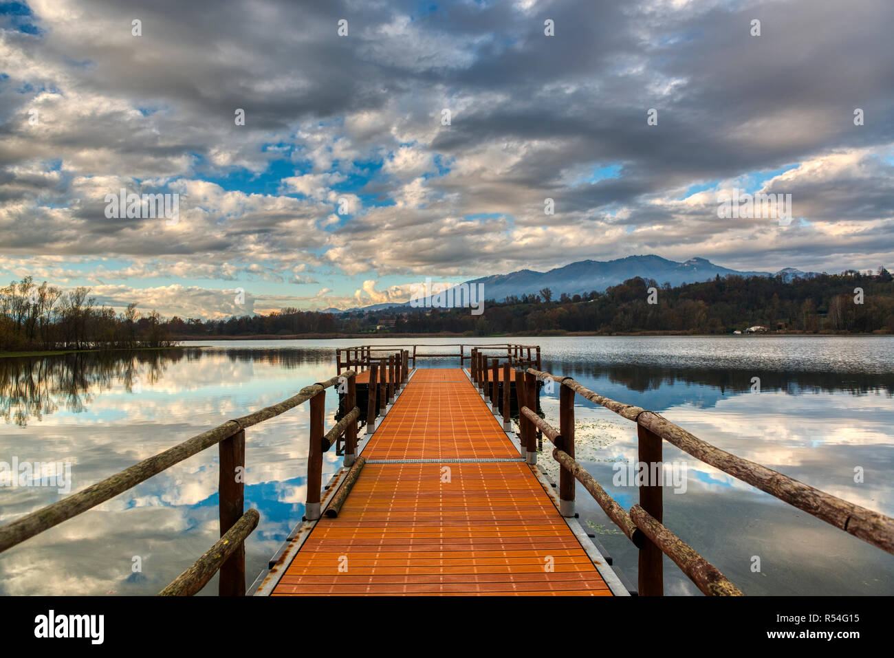 Pier sul lago di Varese con cielo nuvoloso al tramonto di autunno Foto Stock