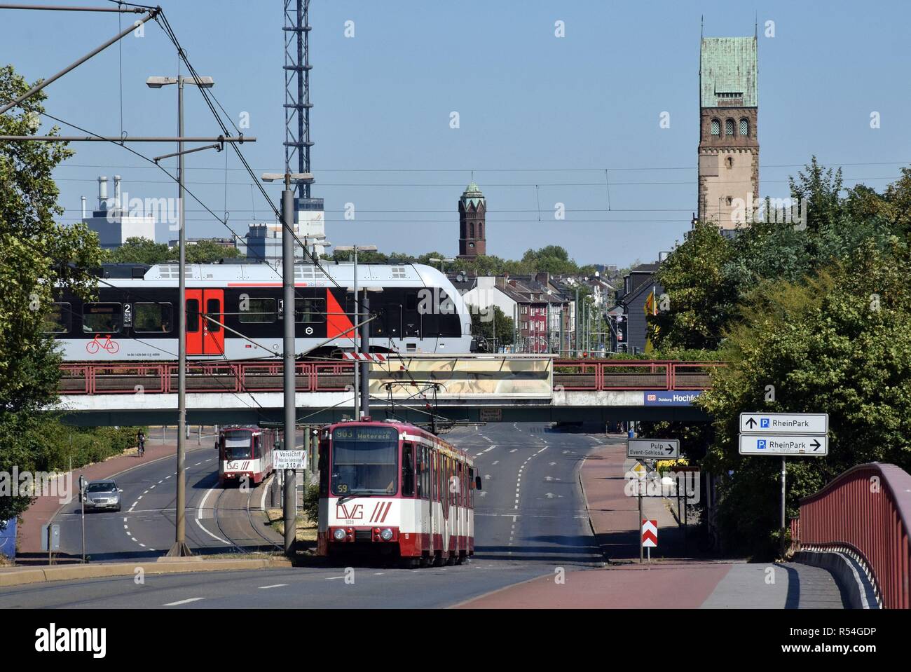 Una linea ferroviaria e di una linea di tram attraversano il 06.08.2018 in Duisburg-Hochfeld Süd - Germania. | Utilizzo di tutto il mondo Foto Stock