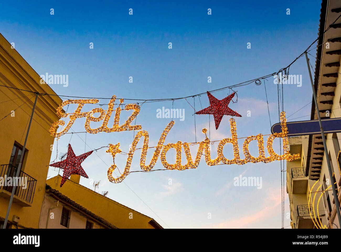 Buon Natale (Feliz Navidad) iscrizione e le decorazioni di Natale sulla strada nel centro della città di Ronda, provincia di Malaga, Andalusia, Spagna Foto Stock